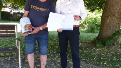 Geschäftsführer Benjamin Ogger mit Mitarbeiter