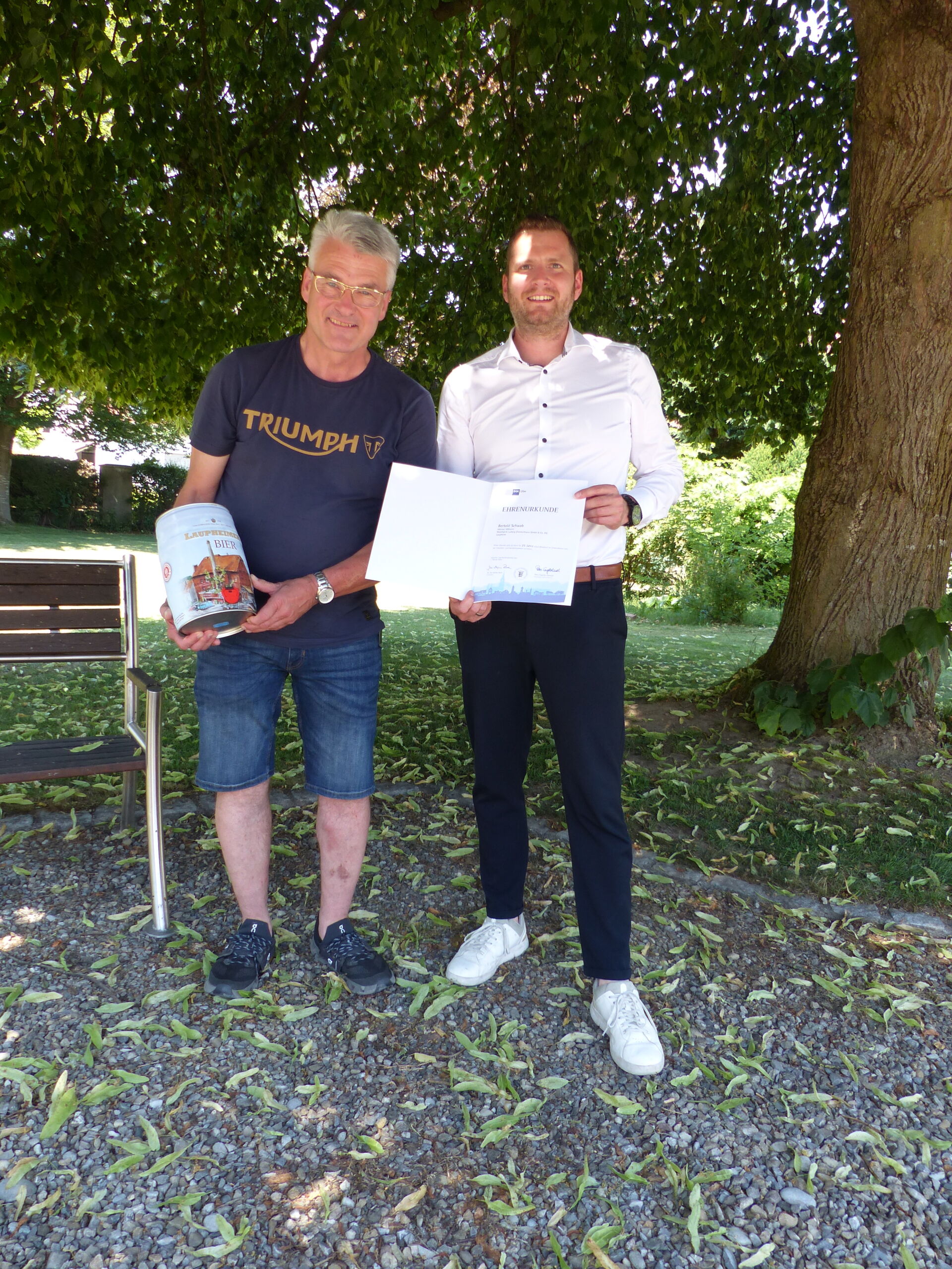 Geschäftsführer Benjamin Ogger mit Mitarbeiter