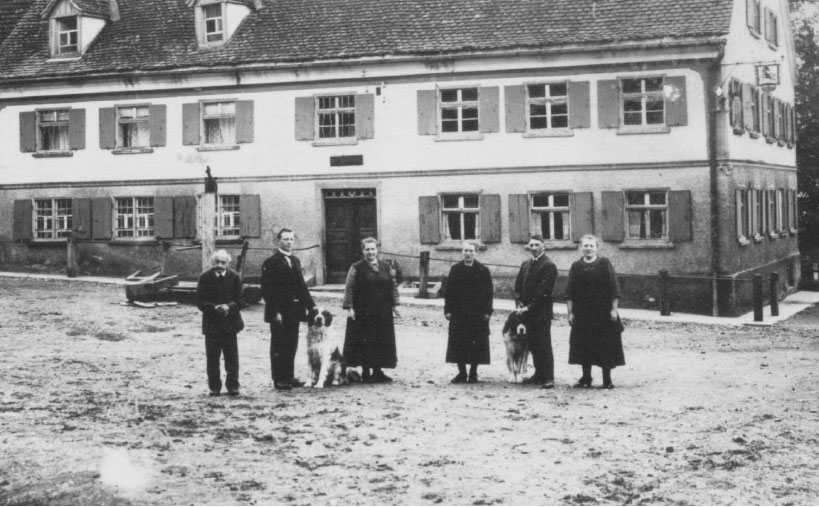die Gründer-Familie Zimmermann vor der Brauereigaststätte "zum Rössle" in Baustetten um 1928