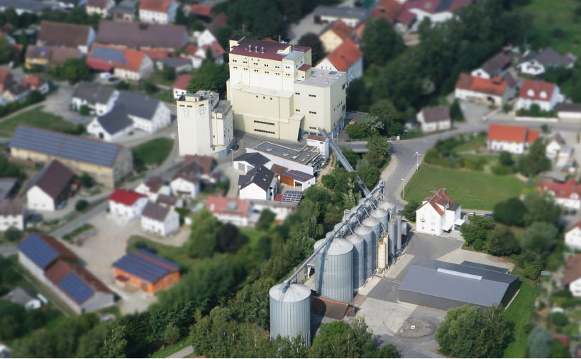 Übersicht über das großzügige Firmengelände mit mehreren Gebäuden