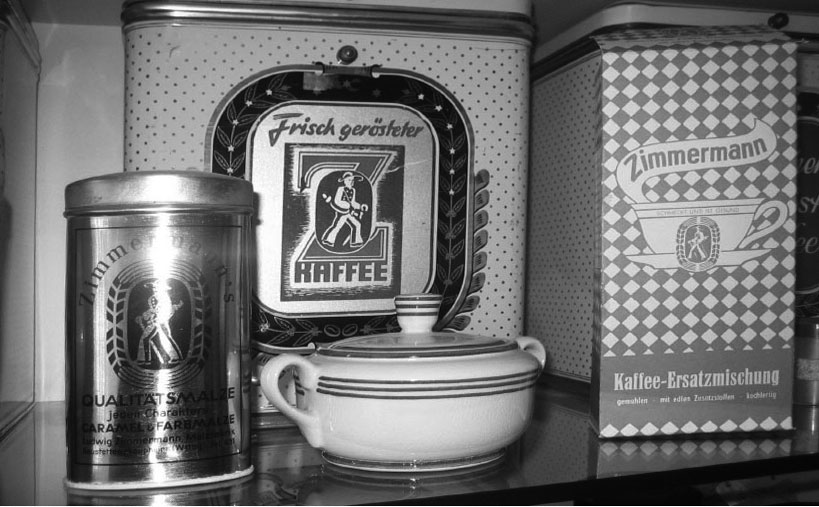 alte Blechdosen mit Zimmermann-Aufschrift zur Aufbewahrung von Kaffee - während des zweiten Weltkrieges stellt die Mälzerei Zimmermann Ersatzkaffee und Malzkaffee her.